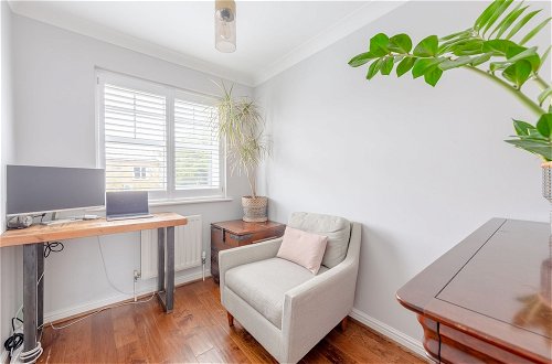 Photo 13 - Serene and Spacious 2 Bedroom House in South Wimbledon