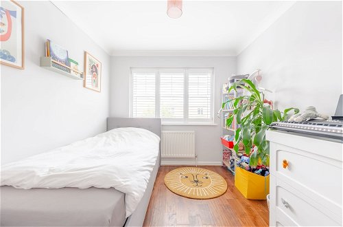 Photo 7 - Serene and Spacious 2 Bedroom House in South Wimbledon