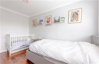 Photo 2 - Serene and Spacious 2 Bedroom House in South Wimbledon