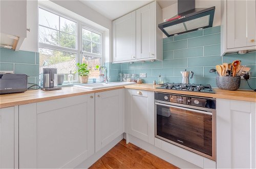 Photo 10 - Serene and Spacious 2 Bedroom House in South Wimbledon