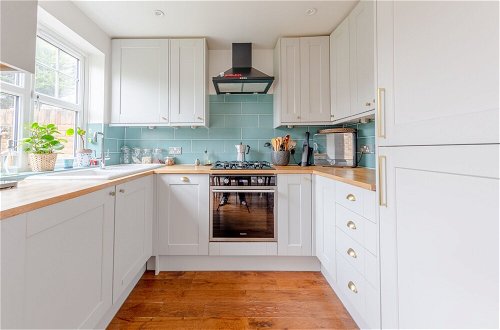 Photo 12 - Serene and Spacious 2 Bedroom House in South Wimbledon