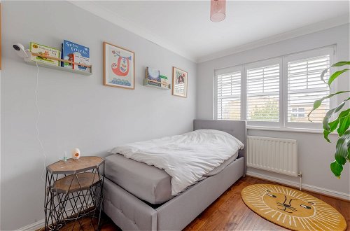 Photo 3 - Serene and Spacious 2 Bedroom House in South Wimbledon