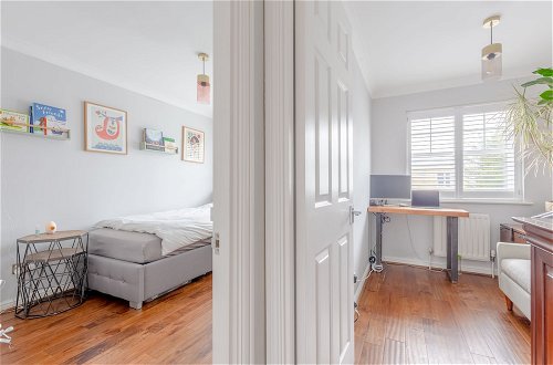 Photo 8 - Serene and Spacious 2 Bedroom House in South Wimbledon