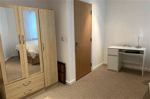 Photo 17 - Large Private Flat in City Centre Leeds
