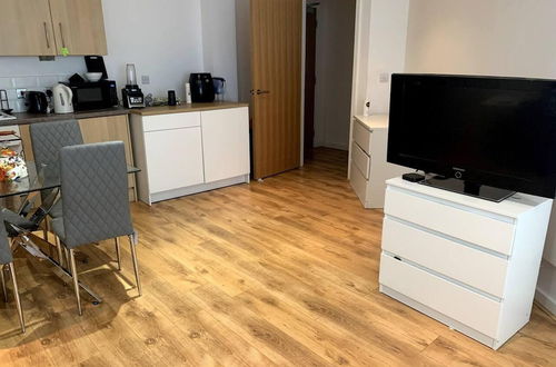 Photo 15 - Large Private Flat in City Centre Leeds