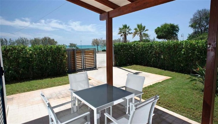 Foto 1 - Dolce Mare 2 - Sea Front Apartment - Large Terrace - Wifi and Private Parking