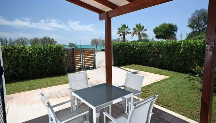 Foto 1 - Dolce Mare 2 - Sea Front Apartment - Large Terrace - Wifi and Private Parking