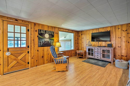 Photo 23 - Picturesque Cottage With Sunroom on Ashmere Lake