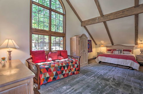 Foto 20 - Ornate Lake Arrowhead Home With Deck