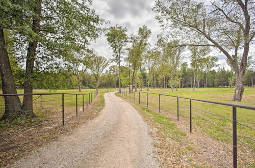 Foto 5 - Terrell Ranch Home: Outdoor Oasis on 14 Acres