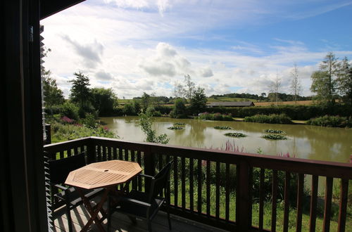 Foto 8 - Beautiful Open Plan Lakeside Lodge, Shearsby