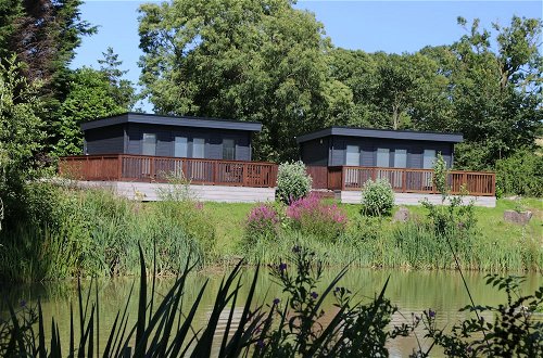 Photo 10 - Beautiful Open Plan Lakeside Lodge, Shearsby