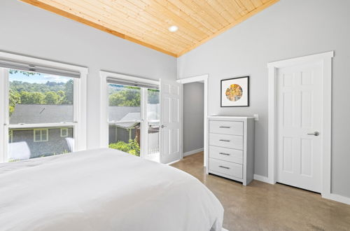 Photo 4 - Blue Ridge Buyout by Avantstay Private Guest Suite! 5 Bedroom Buyout