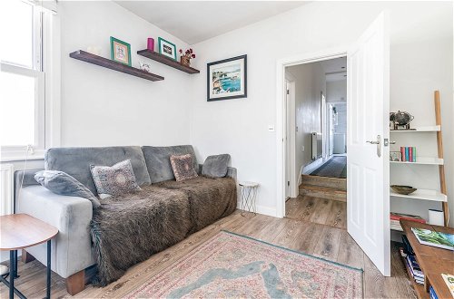 Photo 13 - Chic and Cheerful Flat in Willesden Green