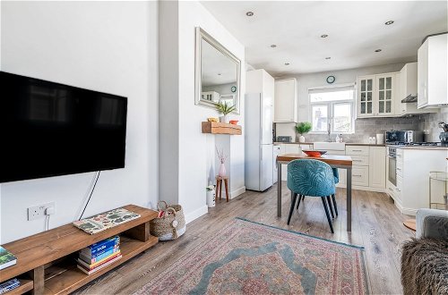 Photo 18 - Chic and Cheerful Flat in Willesden Green
