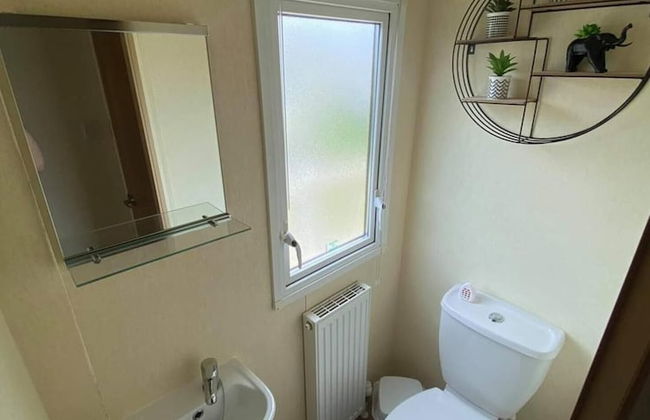 Captivating 3-bed Caravan at Golden Palm Skegness - Photo 9