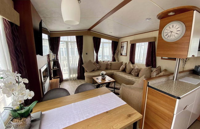 Captivating 3-bed Caravan at Golden Palm Skegness - Photo 20
