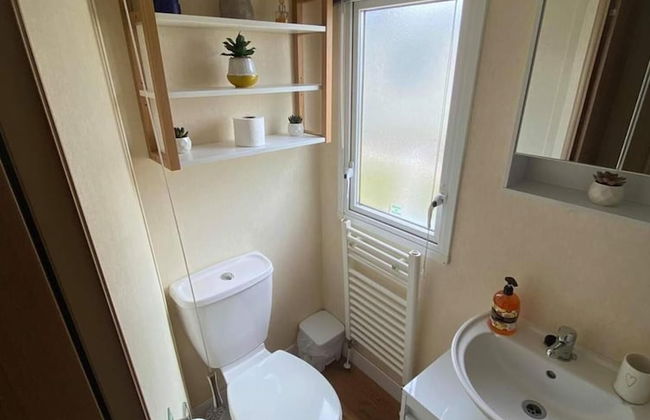 Captivating 3-bed Caravan at Golden Palm Skegness - Photo 10