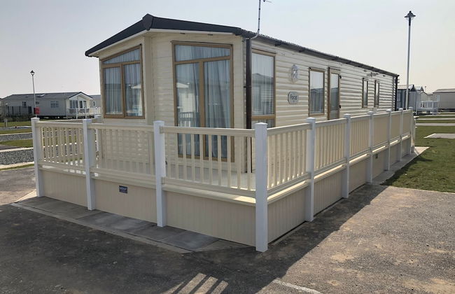 Captivating 3-bed Caravan at Golden Palm Skegness - Photo 1