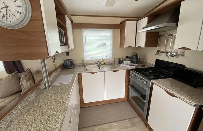 Captivating 3-bed Caravan at Golden Palm Skegness - Photo 7