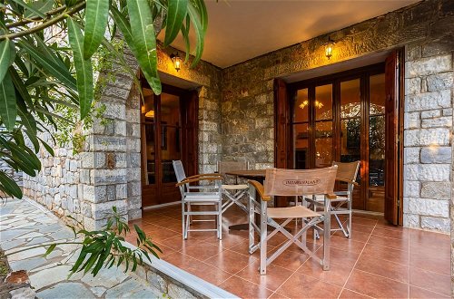 Foto 25 - Mani Stone Luxury Villa - Poolside Getaway