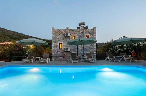 Foto 2 - Mani Stone Luxury Villa - Poolside Getaway