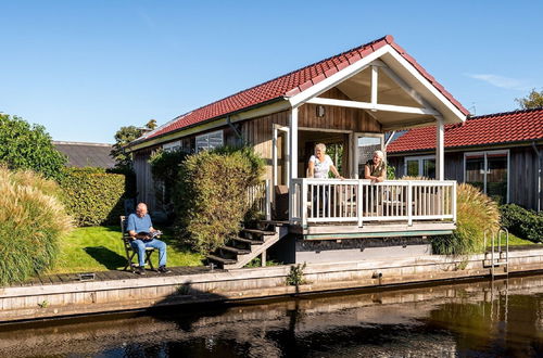 Foto 1 - Cozy Chalet Right on the Water in Friesland