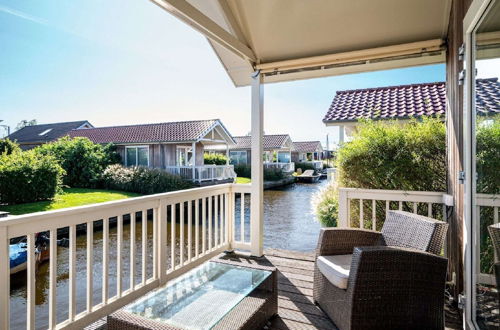 Photo 11 - Cozy Chalet Right on the Water in Friesland