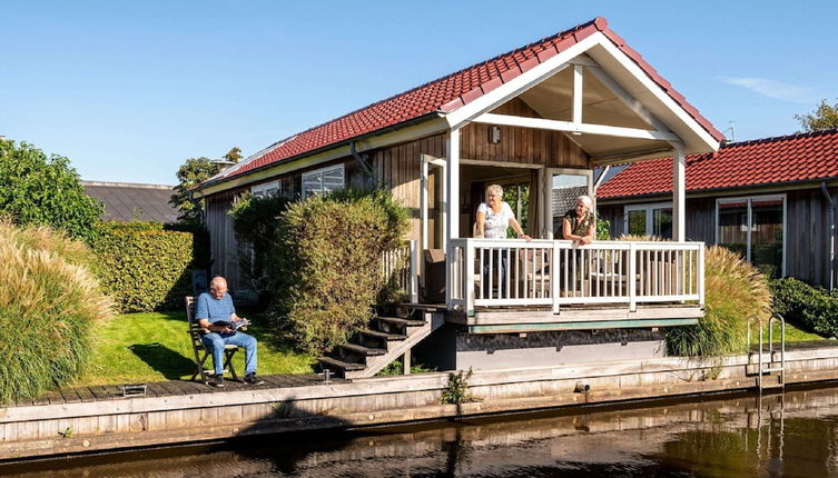 Foto 1 - Cozy Chalet Right on the Water in Friesland