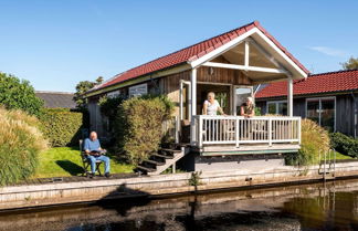 Foto 1 - Cozy Chalet Right on the Water in Friesland