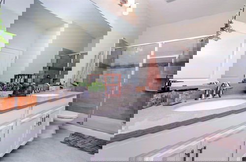 Foto 17 - Elegant Retreat With Private Pool & Spa
