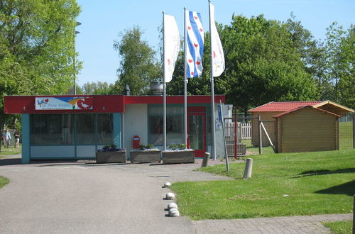 Foto 16 - Captivating Chalet with Microwave near Wadden Sea