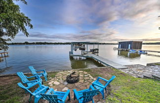 Foto 1 - Lakefront Home < 3 Miles to Historic Granbury