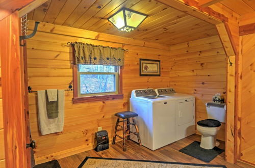 Foto 26 - Rustic Dundee Log Cabin w/ Hot Tub & Forest Views
