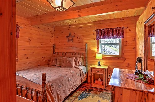 Foto 6 - Rustic Dundee Log Cabin w/ Hot Tub & Forest Views