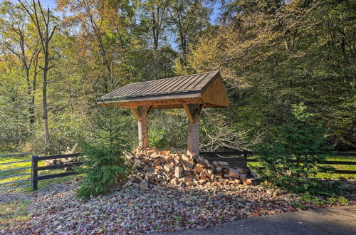 Foto 24 - Rustic Dundee Log Cabin w/ Hot Tub & Forest Views