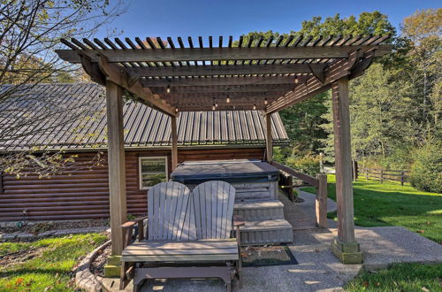 Foto 16 - Rustic Dundee Log Cabin w/ Hot Tub & Forest Views