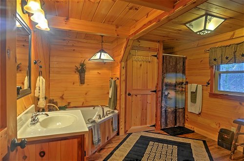 Foto 25 - Rustic Dundee Log Cabin w/ Hot Tub & Forest Views