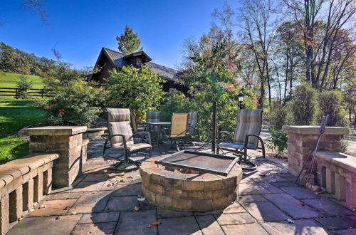 Foto 14 - Rustic Dundee Log Cabin w/ Hot Tub & Forest Views