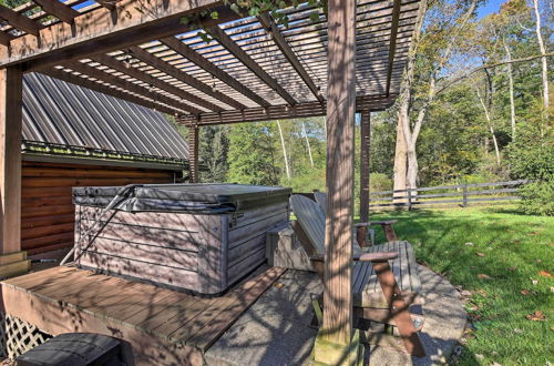 Foto 27 - Rustic Dundee Log Cabin w/ Hot Tub & Forest Views