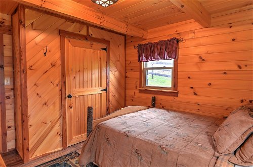 Foto 15 - Rustic Dundee Log Cabin w/ Hot Tub & Forest Views