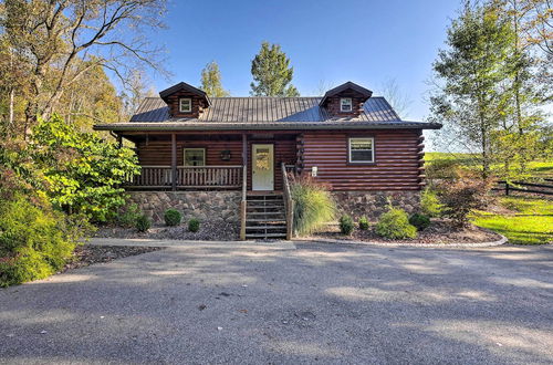 Foto 1 - Rustic Dundee Log Cabin w/ Hot Tub & Forest Views