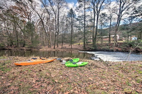 Foto 17 - Creekside Stoney Cabin w/ 180 Ft of River Frontage