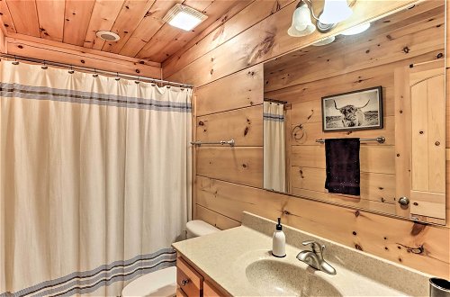 Foto 15 - Blue Ridge Mtns Cabin w/ Deck & Game Room