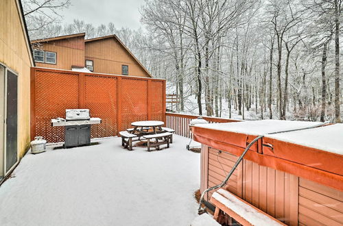 Foto 21 - Pet-friendly Poconos Vacation Rental w/ Hot Tub