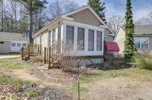 Foto 15 - Charming Coastal Cottage w/ Pool Access