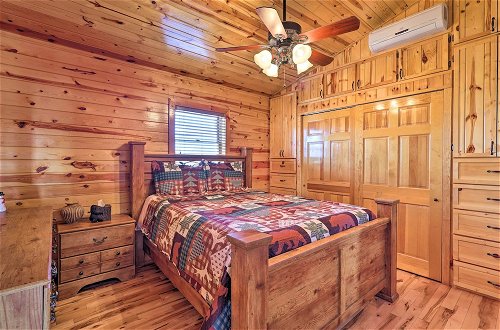 Foto 17 - Rustic Cabin w/ Wraparound Porch & Mountain Views