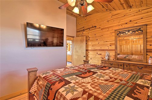 Foto 38 - Rustic Cabin w/ Wraparound Porch & Mountain Views
