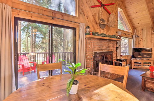 Foto 6 - Alma 'cloud 9 Cabin' w/ Fireplace & Wooded Views