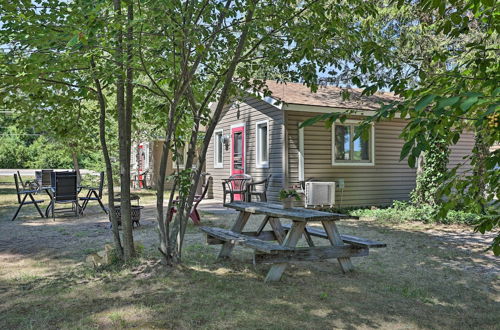 Foto 17 - Cozy Suttons Bay Cottage w/ Shared Dock & Fire Pit